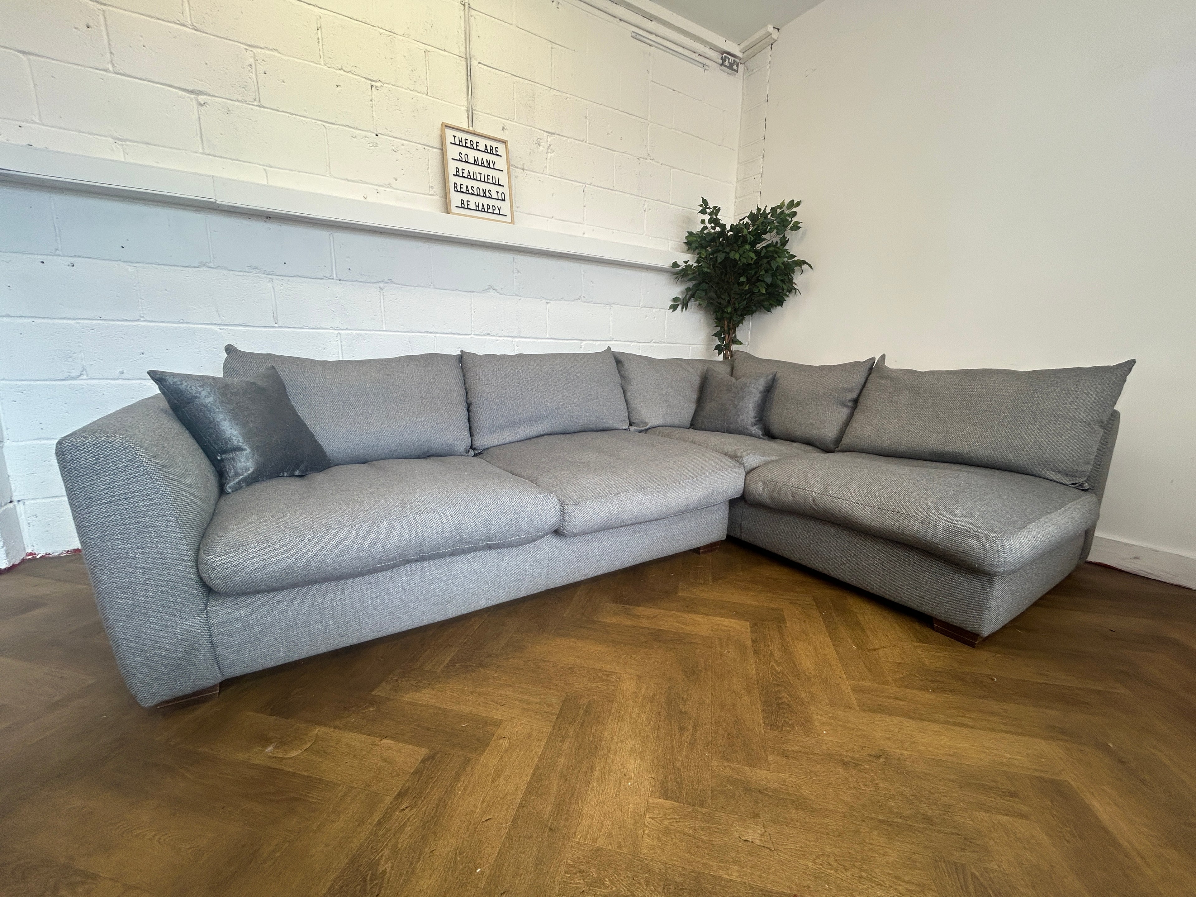 Stunning Grey Corner Sofa, Left Hand Chaise
