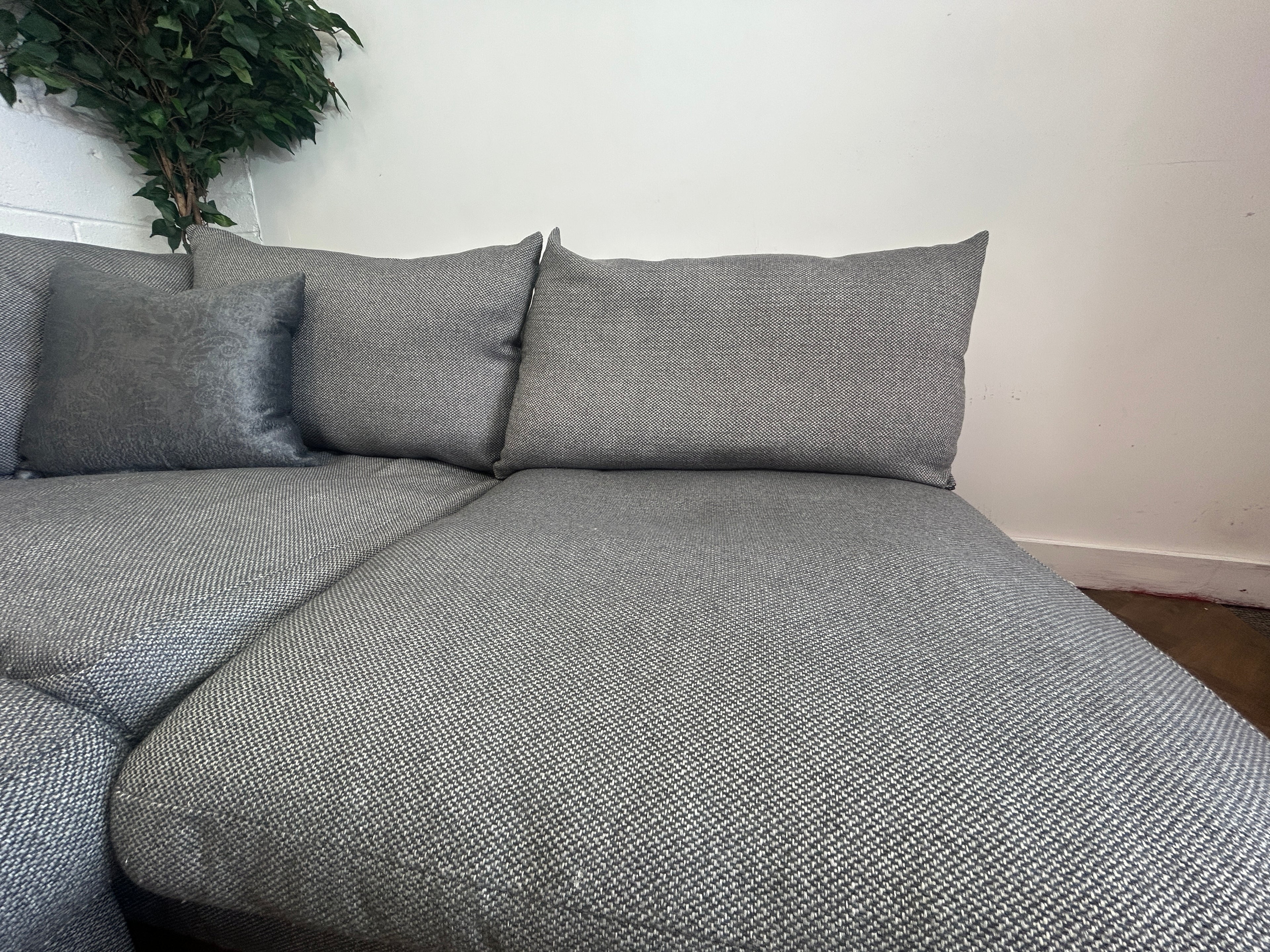 Stunning Grey Corner Sofa, Left Hand Chaise