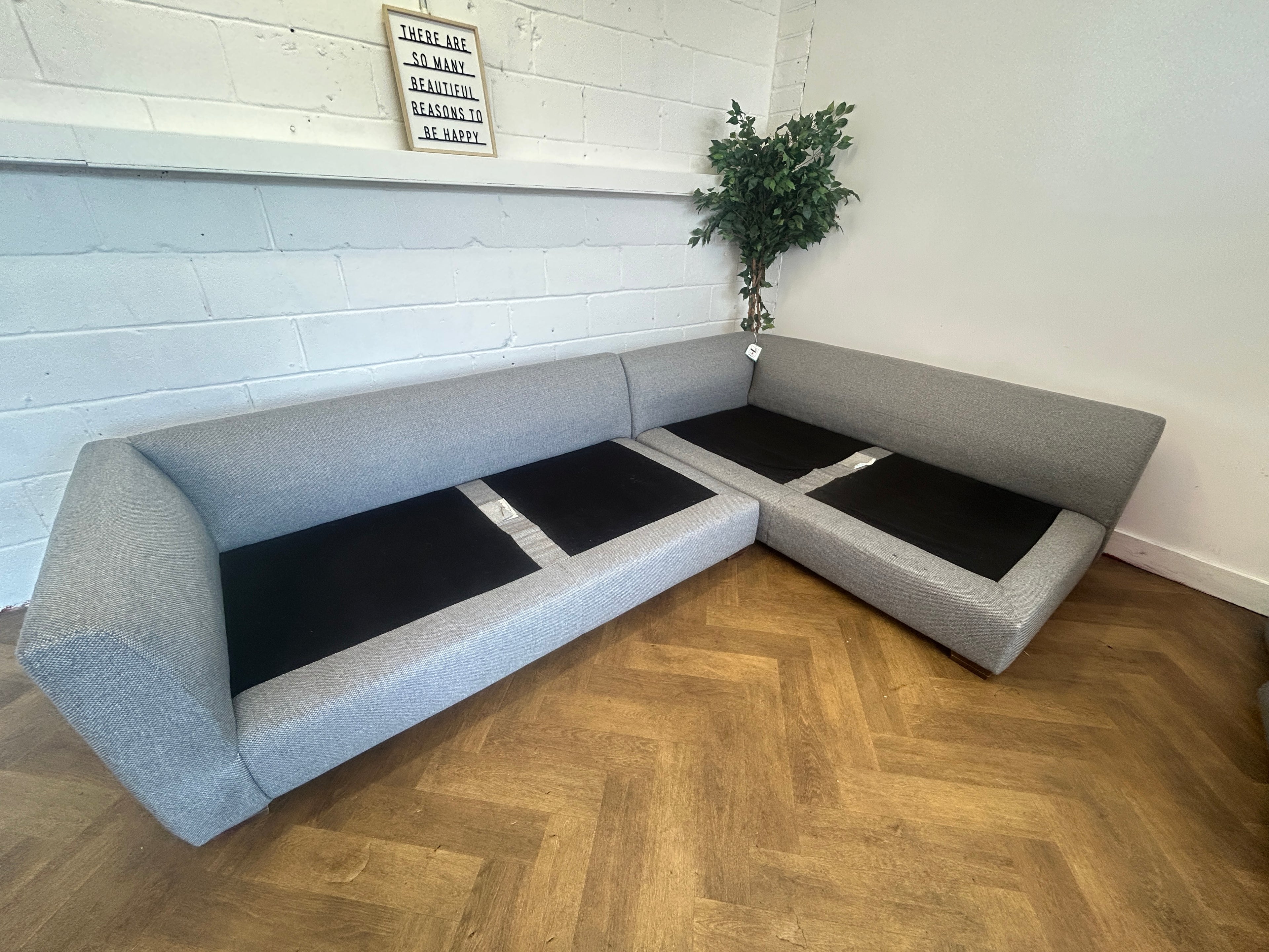 Stunning Grey Corner Sofa, Left Hand Chaise